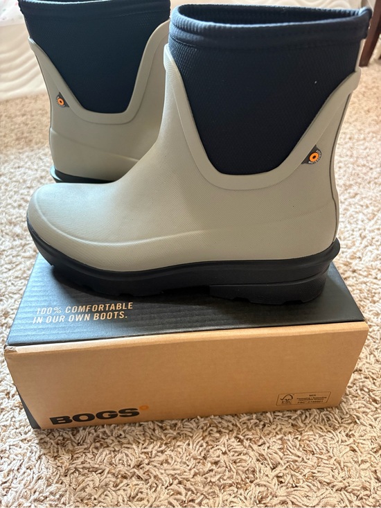 Bogs Shoes - Bogs Hazel Chelsea boots in a taupe colorway women’s size 9 NEW IN BOX!!